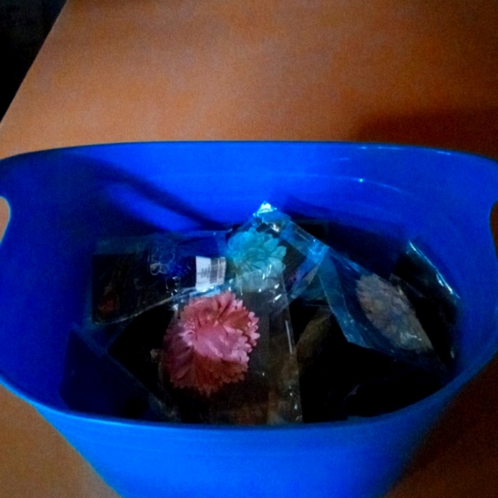 Tub of papparazzi hair clips and bows 40 pieces all brand new